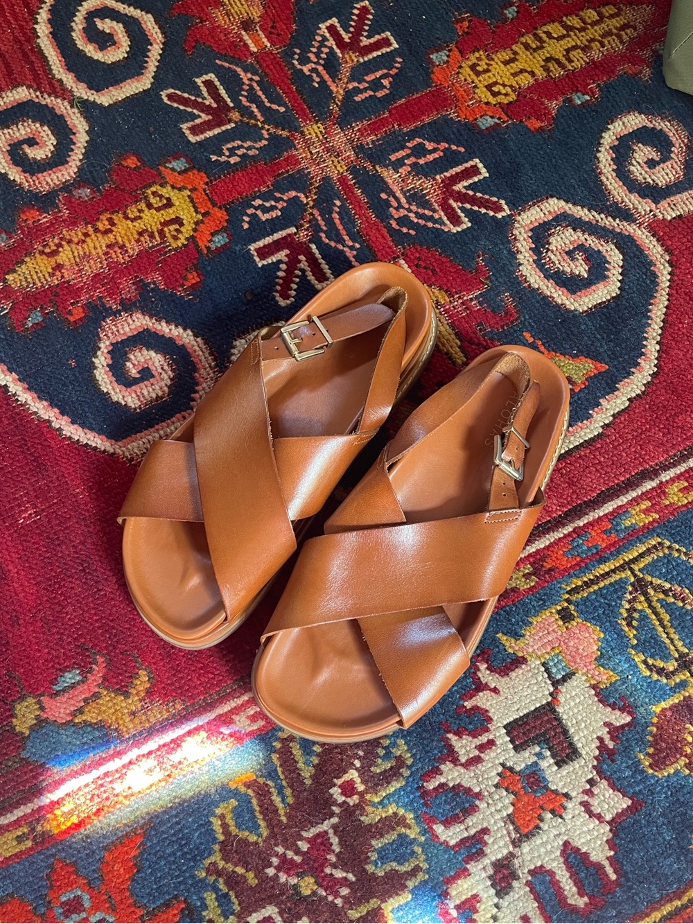Alohas Leather Crossover Sandals